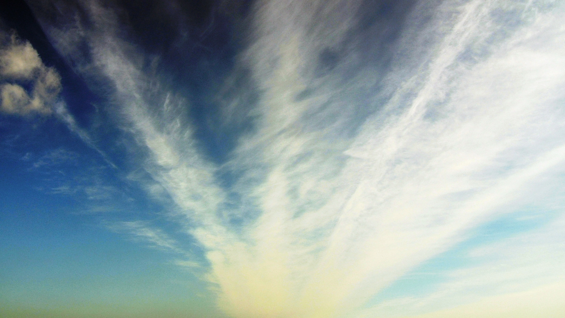 blue-sky-rays-of-clouds